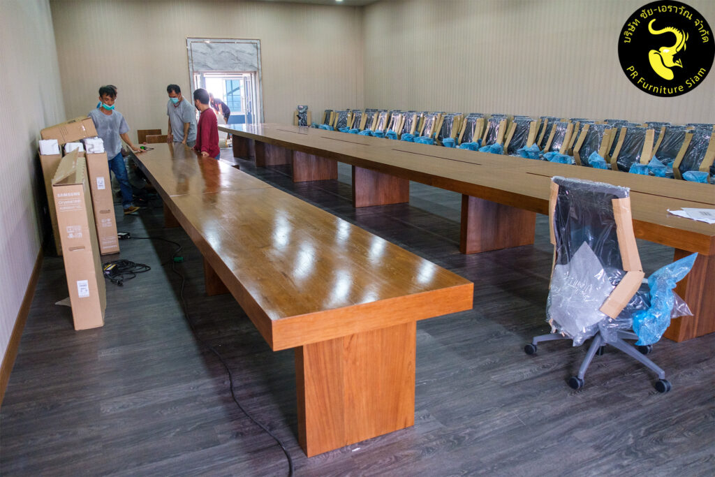 โต๊ะประชุมไม้สักขนาดใหญ่ พร้อมติดตั้งหน้างานมหาวิทยาลัย