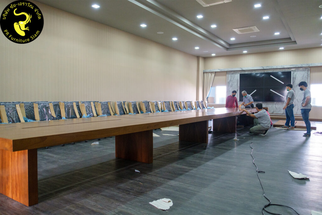 โต๊ะประชุมไม้สักขนาด 65 ที่นั่ง รองรับการประชุมขนาดใหญ่