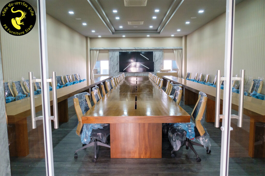 โต๊ะประชุมไม้สัก 65 ที่นั่ง ติดตั้งในอาคารสำนักอธิการบดี