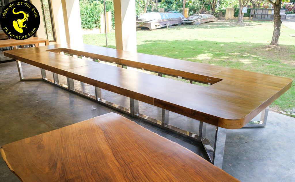โต๊ะประชุมไม้สักขาสแตนเลส รองรับปลั๊กไฟและอุปกรณ์เสริม