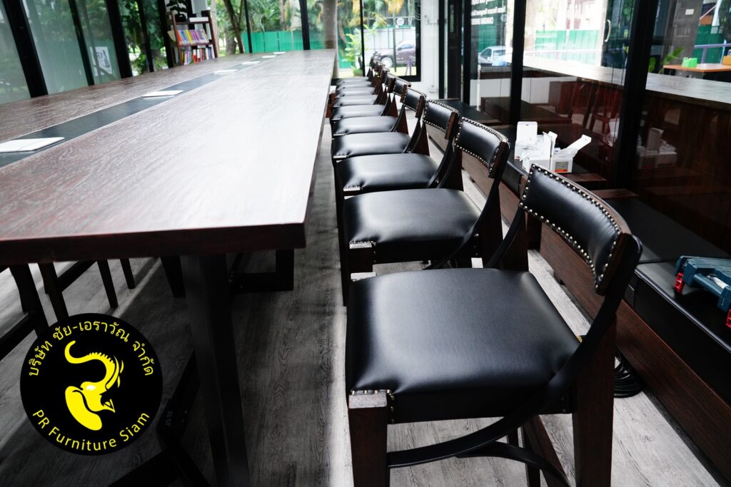 ชุดโต๊ะประชุมไม้จริง พร้อมเก้าอี้หนัง PU เพิ่มความหรูหรา