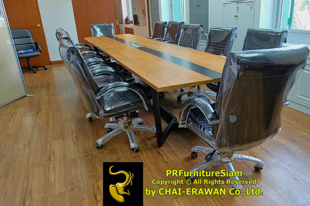 โต๊ะประชุมไม้เนื้อแข็งขาเหล็ก ขนาดใหญ่ ติดตั้งที่หน่วยงานราชการ