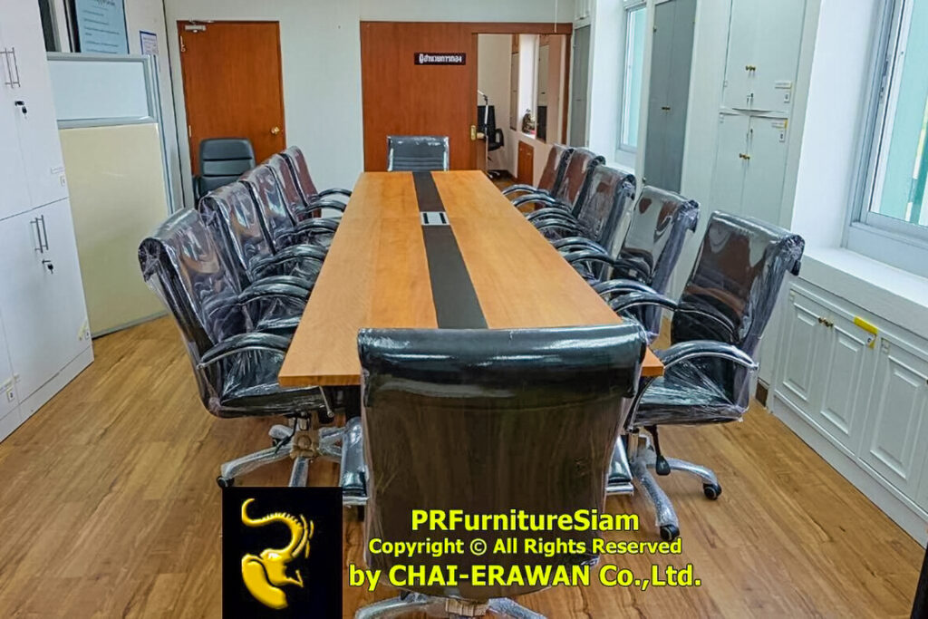 โต๊ะประชุมไม้เนื้อแข็งขาเหล็ก สั่งทำพิเศษ รองรับปลั๊กไฟและอุปกรณ์เสริม