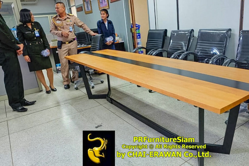 โต๊ะประชุมไม้จริงขาเหล็ก รองรับการใช้งานระดับองค์กร