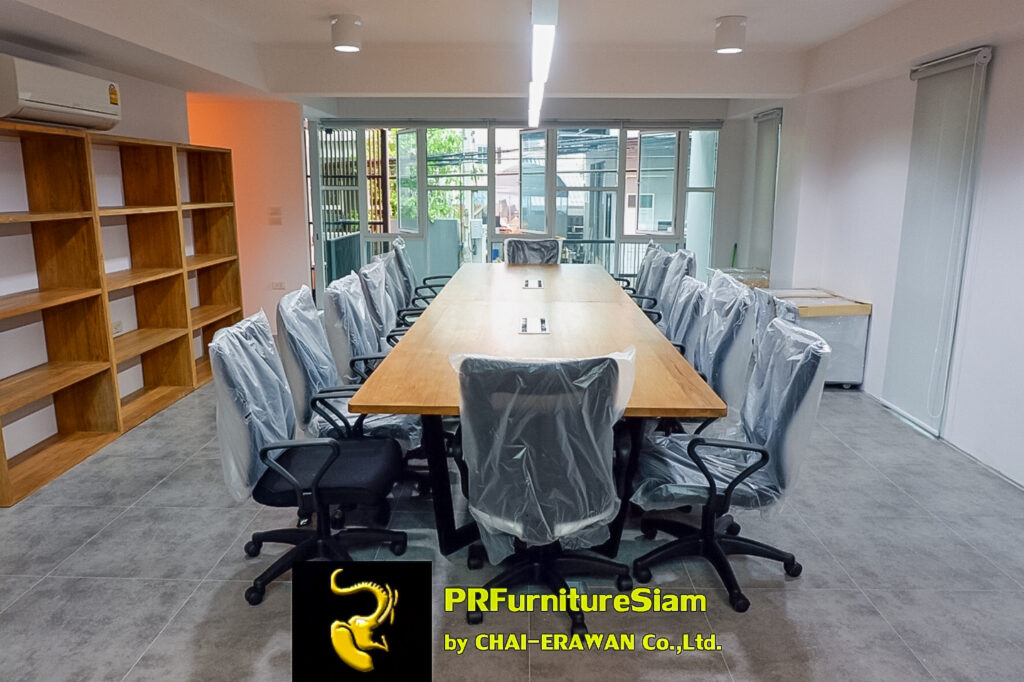 โต๊ะประชุมไม้สักขาเหล็กกล่อง ขนาดใหญ่ รองรับที่นั่งได้มากกว่า 20 คน