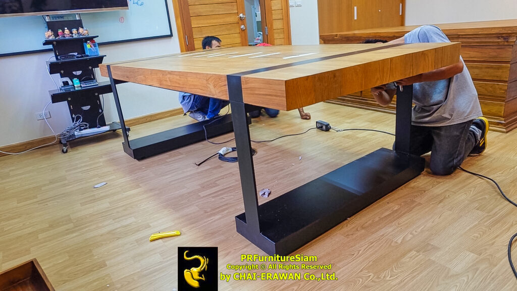 โต๊ะประชุมไม้สักขนาดใหญ่ พร้อมปลั๊กไฟและระบบสายไฟในตัว