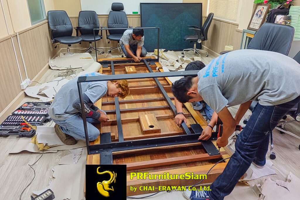 โต๊ะประชุมไม้สักขาเหล็กแบน รับออกแบบและติดตั้ง Onsite