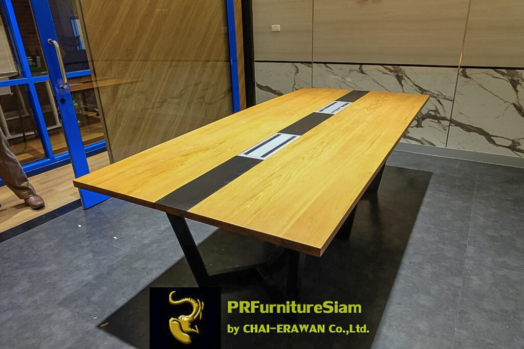โต๊ะประชุมไม้สักพร้อมปลั๊กไฟ ดีไซน์พิเศษสำหรับห้องประชุม