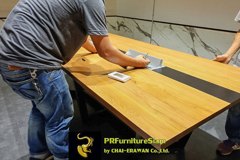 โต๊ะประชุมไม้สักขาเหล็ก พร้อมติดตั้งปลั๊กไฟสำหรับห้องประชุม