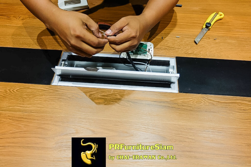 โต๊ะประชุมไม้สักขาเหล็กคาดเหล็ก พร้อมรางไฟและปลั๊กไฟ