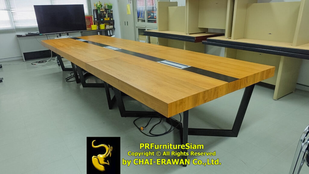 โต๊ะประชุมไม้สัก คาดไม้สีดำ พร้อมปลั๊กไฟ ติดตั้งโดยทีมช่างมืออาชีพ