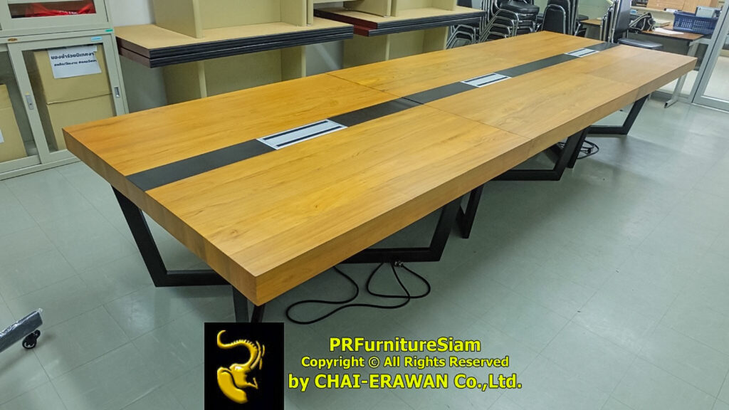 โต๊ะประชุมไม้สักขาเหล็ก คาดไม้สีดำ เพิ่มความโดดเด่น