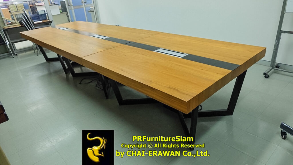 โต๊ะประชุมไม้สักขาเหล็ก พร้อมเต้าเสียบไฟ 12 เต้า รองรับอุปกรณ์สำนักงาน