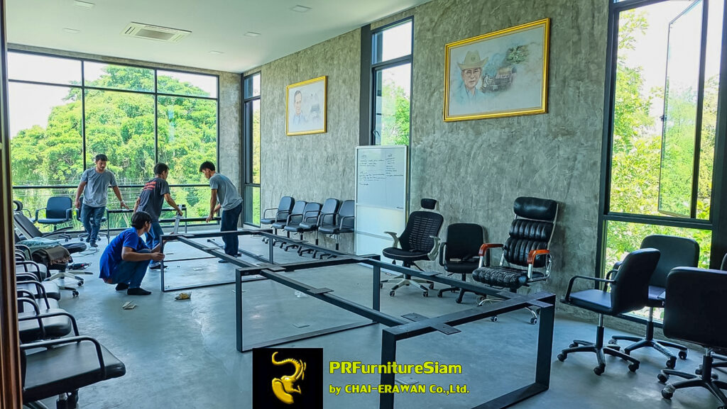 โต๊ะประชุมไม้สักขาเหล็กกล่อง ติดตั้งโดยทีมงาน PRFurnitureSiam