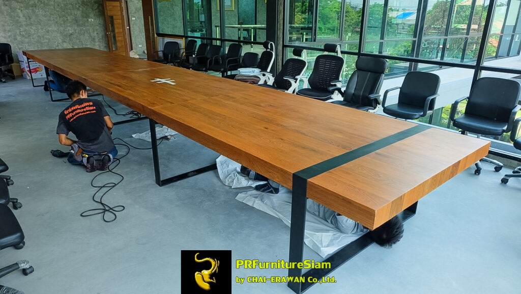 โต๊ะประชุมไม้สักขาเหล็ก 9 เมตร พร้อมติดตั้งที่สำนักงาน