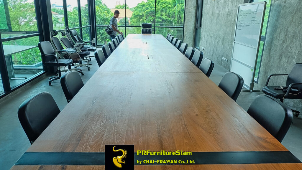 โต๊ะประชุมไม้สักสั่งทำพิเศษ ความยาว 9 เมตร รองรับที่นั่งได้มากกว่า 30 คน