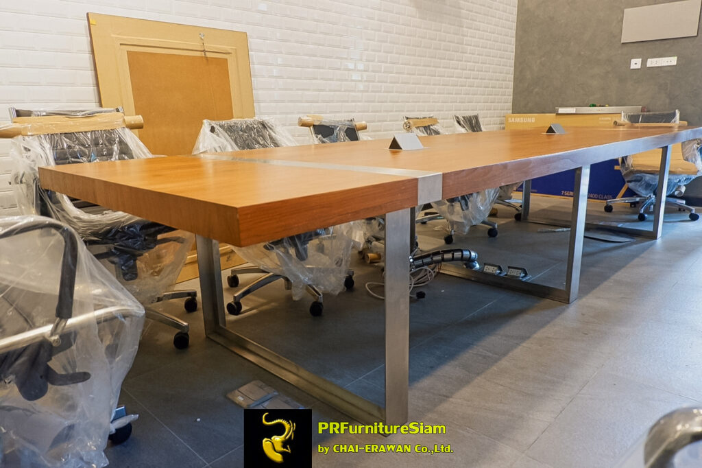 โต๊ะประชุมไม้สักขาสแตนเลส ติดตั้ง Pop-Up และอุปกรณ์ไฟ พร้อมใช้งาน