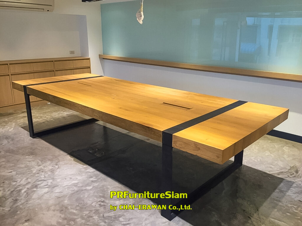 โต๊ะประชุมไม้สักขาเหล็กกล่อง รองรับการใช้งานห้องประชุมขนาดใหญ่