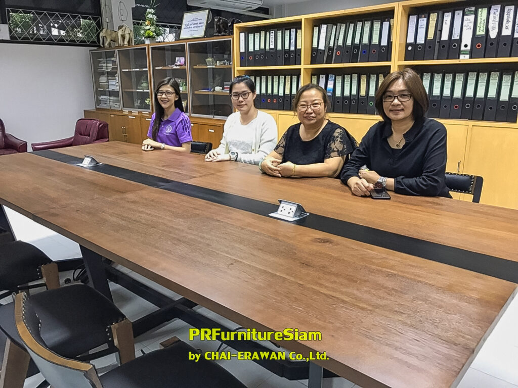 โต๊ะประชุมไม้เนื้อแข็งขาเหล็ก 8 ที่นั่ง พร้อมติดตั้งหน้างาน