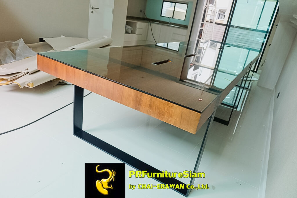 โต๊ะประชุมไม้สักดีไซน์โมเดิร์น ขาเหล็ก แข็งแรง พร้อมกระจกเทมเปอร์เพิ่มความหรูหรา