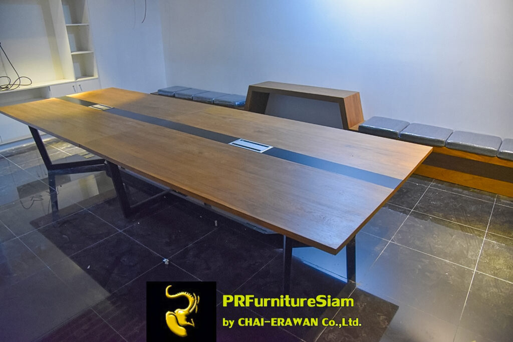 โต๊ะประชุมไม้สักแท้ พร้อมขาเหล็กกล่องแข็งแรง ทนทาน ติดตั้งที่สำนักงานบริษัท