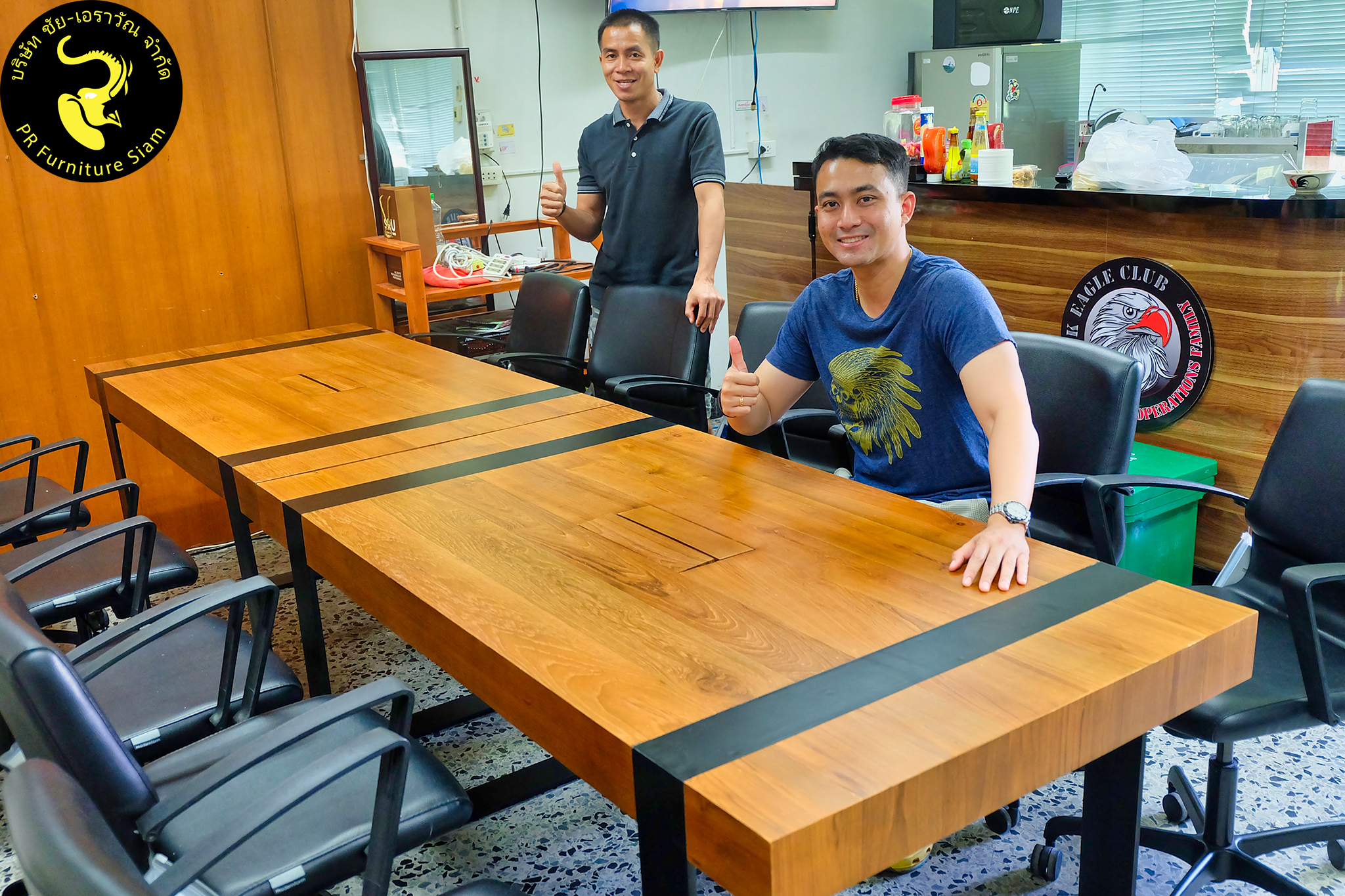 โต๊ะประชุมไม้สัก 20 ที่นั่งพร้อมระบบรางสายไฟ ผลงานสั่งทำสำหรับสำนักงาน