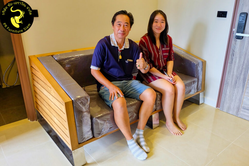 ลูกค้านั่งบนโซฟาไม้จริงในบ้านพักอาศัย